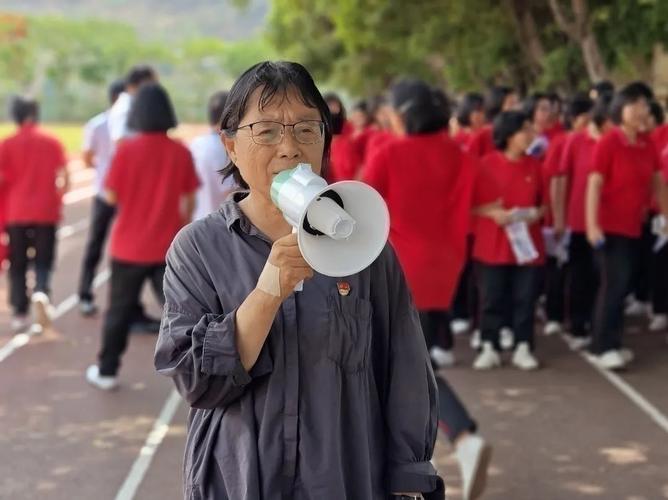 2025澳门天天彩开奖结果查询表和高考后张桂梅躲门后与高考结束张桂梅