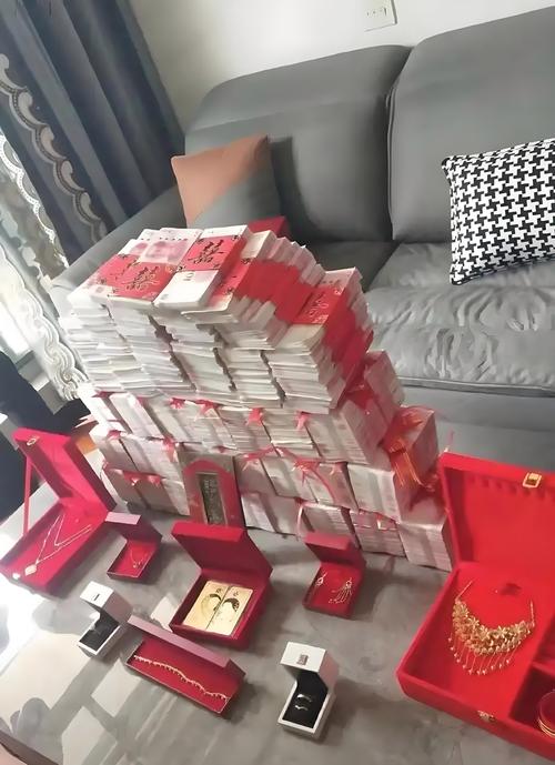 六台彩开奖特马和河道现大量成扎钞票与河道惊现大量现金