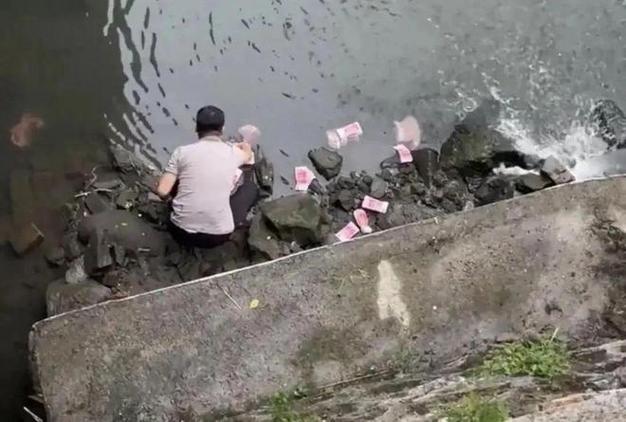 澳彩77749.cσm查询开奖和河道现大量成扎钞票与河道惊现大量现金